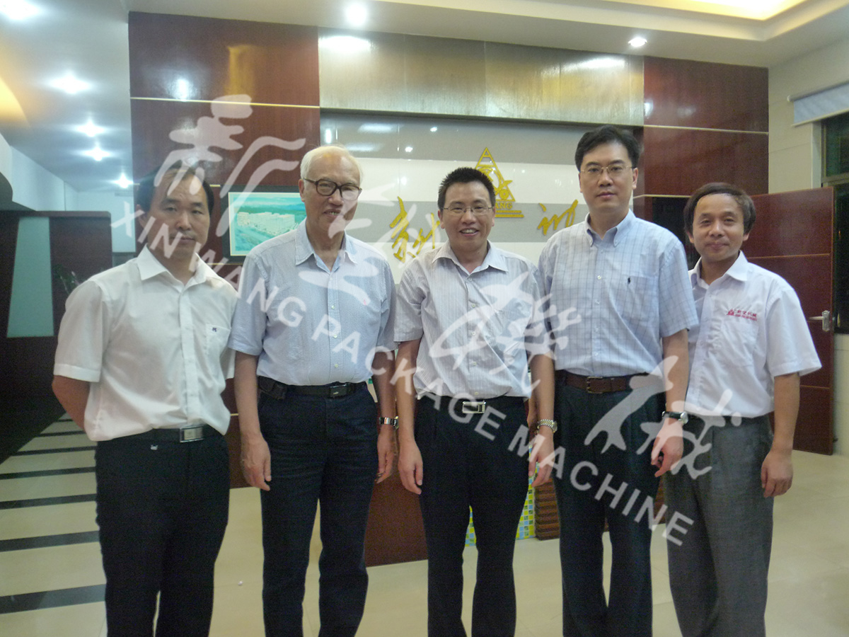 中國工程院院士段正澄、中國工程院院士、華中科技大學黨委書記邵新宇、廣東省智能機器人研究院院長張國軍一行蒞臨新望公司考察指導